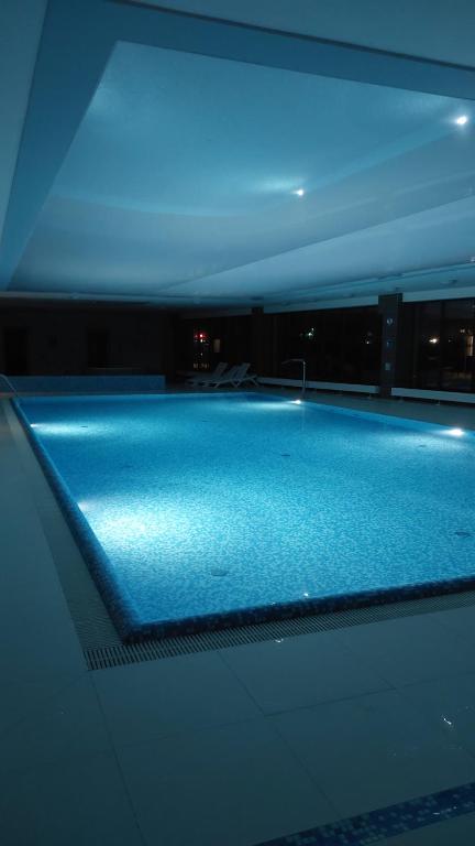 Basen w obiekcie Studio by the River with Terrace, Basen, Sauna, Jacuzzi, Fitness lub w pobliżu