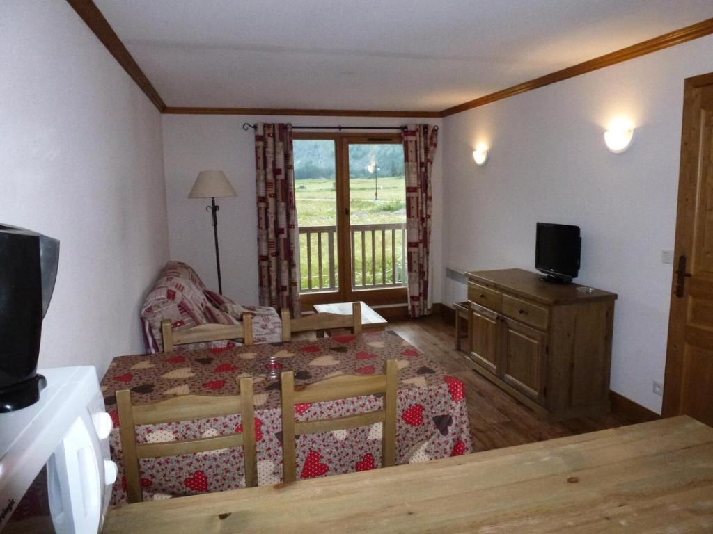 un salon avec une table à manger et une télévision dans l'établissement Résidence Le Clos Vanoise - 2 Pièces pour 6 Personnes MAE-4541, à Bessans