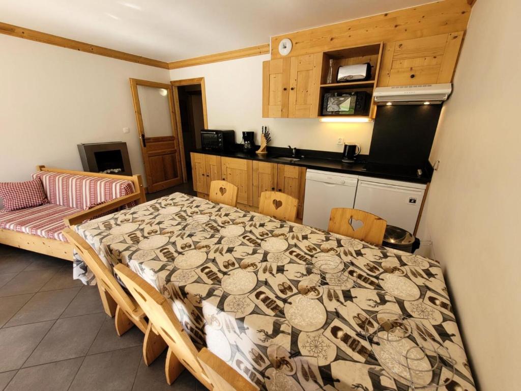 Cette chambre dispose d'une cuisine et d'un lit. dans l'établissement Résidence Le Criterium - Appartement 6 personnes spacieux MAE-4451, à Lanslebourg-Mont-Cenis
