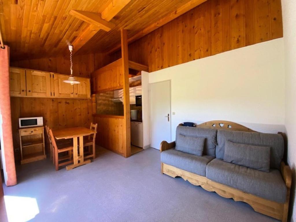 un salon avec un canapé et une table dans l'établissement Résidence Parrachee - 2 Pièces pour 5 Personnes MAE-4631, à Val Cenis