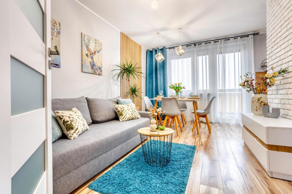 a living room with a couch and a table at Dwupokojowy apartament Fordon w okolicy Onkologii in Bydgoszcz