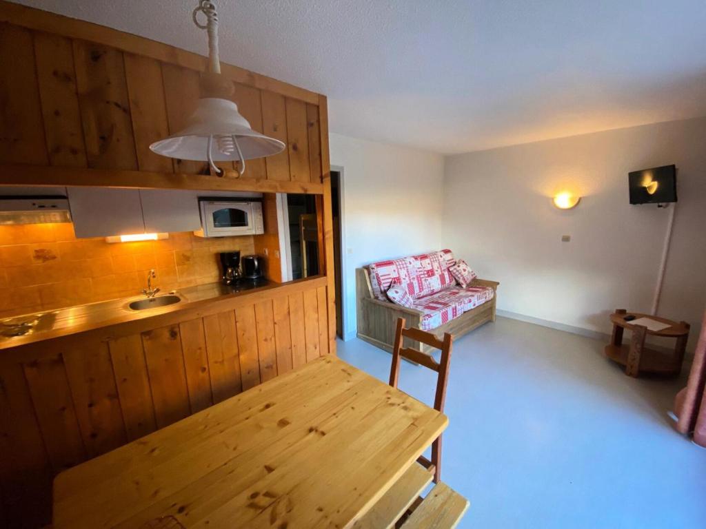 - un salon avec une table et un canapé dans l'établissement Résidence Parrachee - Studio pour 4 Personnes MAE-4661, à Val Cenis