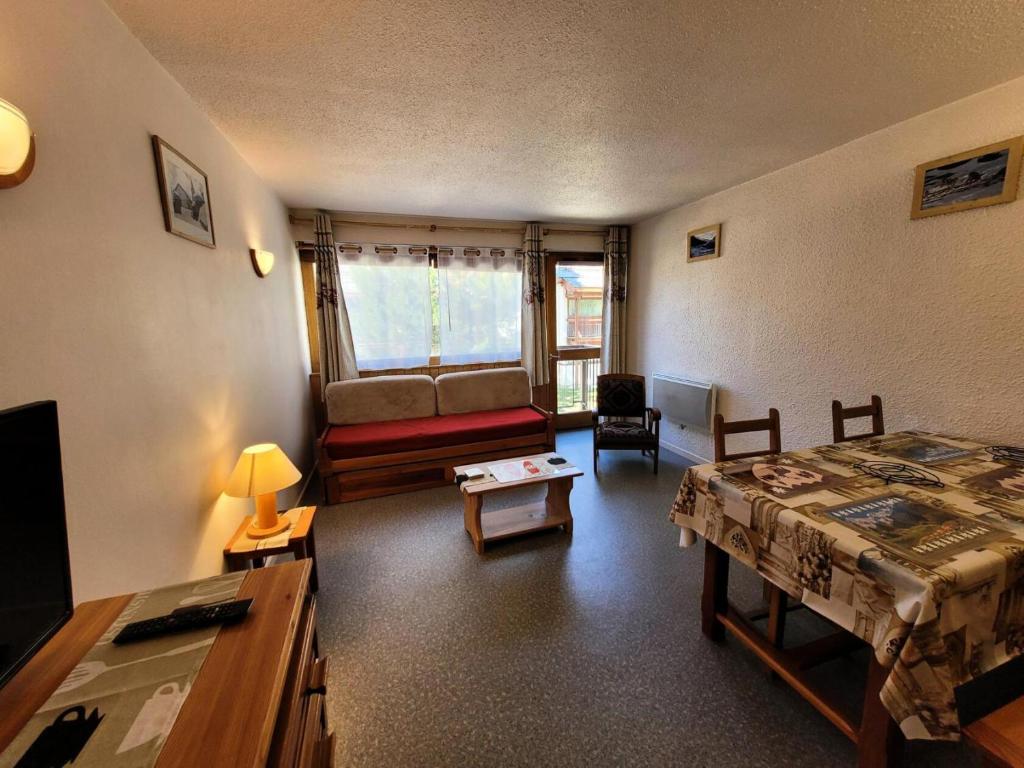 Cette chambre comprend un lit, un canapé et une table. dans l'établissement Résidence Albaron - Studio pour 4 Personnes MAE-4711, à Bessans