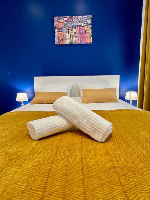 une chambre avec deux lits avec des oreillers blancs dans l'établissement Le Village - cosy flat 5 min walk away from sea, à Nice