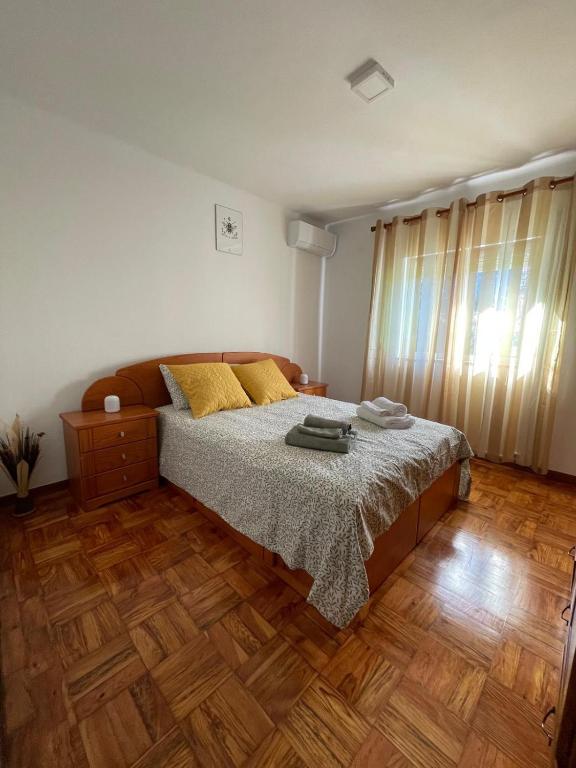 a bedroom with a bed and a wooden floor at Casa do Tonito in Carregal do Sal