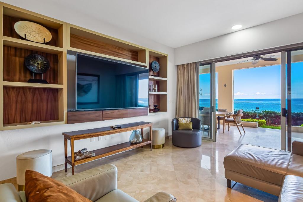 Ruang duduk di Coastal Charm at Garza Blanca