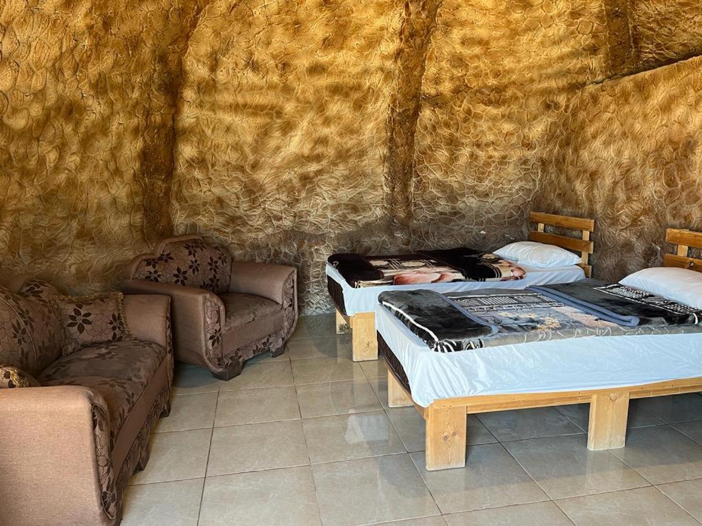 Posezení v ubytování Al -Nawatef Eco Lodge