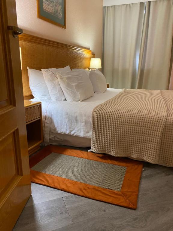Uma cama ou camas num quarto em Hotel Lusitano