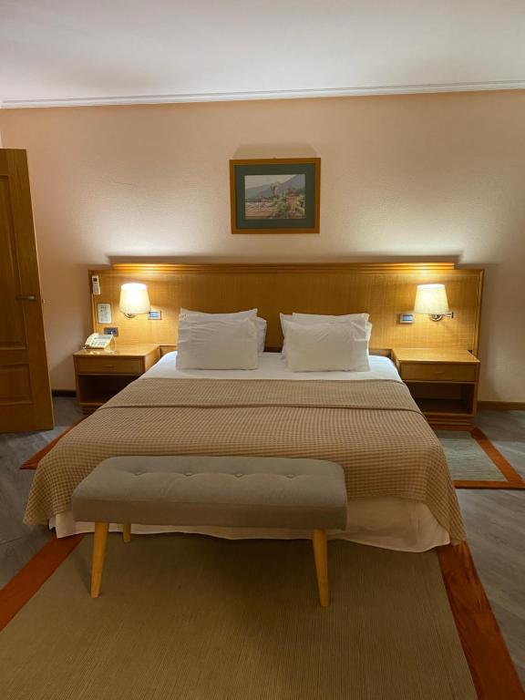 Uma cama ou camas num quarto em Hotel Lusitano