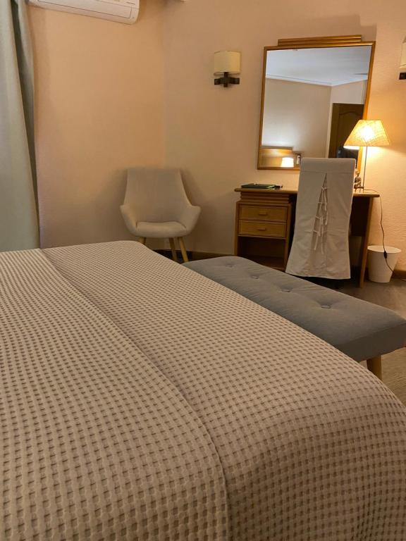 Uma cama ou camas num quarto em Hotel Lusitano