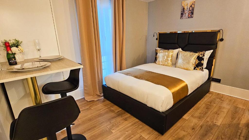 - une chambre avec un lit, un bureau et une chaise dans l'établissement Paris Sacré Cœur Arev Sur les pas d Emily in Paris, à Paris