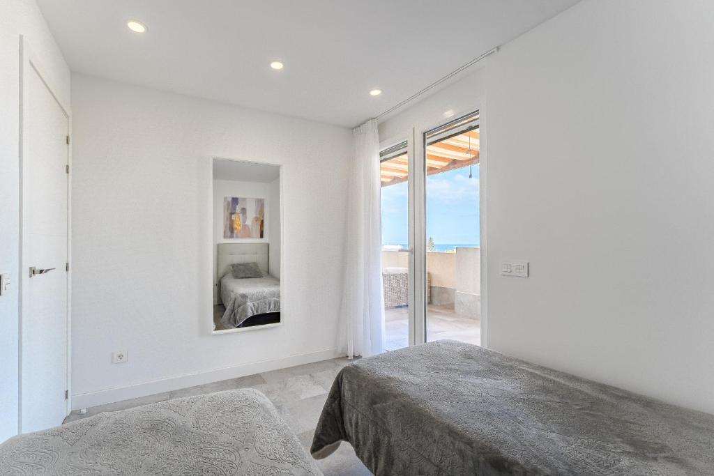 Postel nebo postele na pokoji v ubytování Deluxe Villa Tenerife Los Cristianos