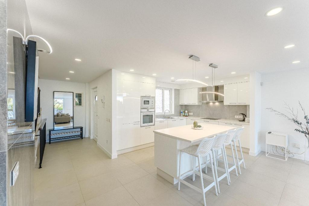 Kuchyň nebo kuchyňský kout v ubytování Deluxe Villa Tenerife Los Cristianos