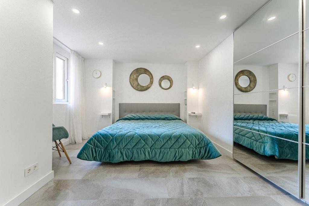 Postel nebo postele na pokoji v ubytování Deluxe Villa Tenerife Los Cristianos