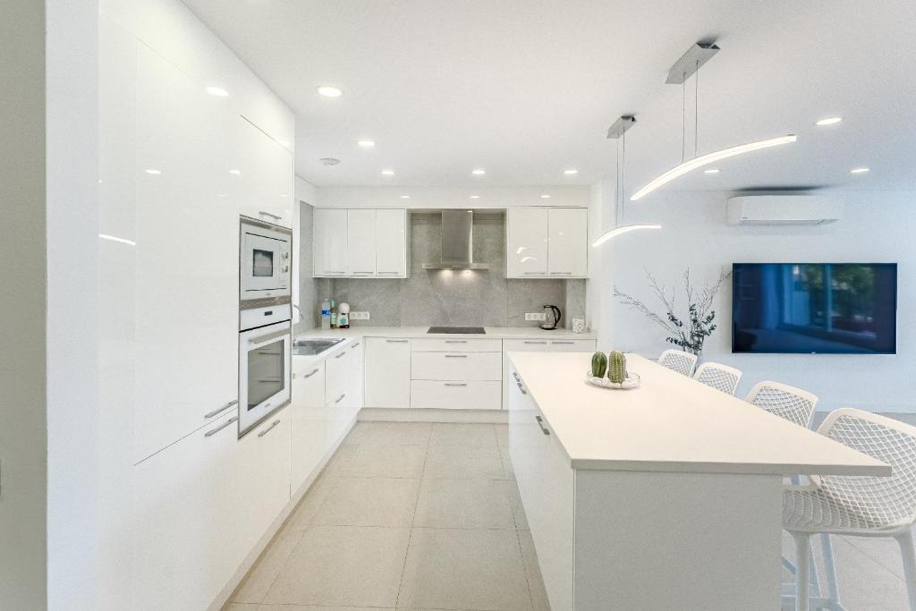 Kuchyň nebo kuchyňský kout v ubytování Deluxe Villa Tenerife Los Cristianos