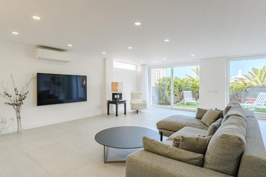 TV a/nebo společenská místnost v ubytování Deluxe Villa Tenerife Los Cristianos