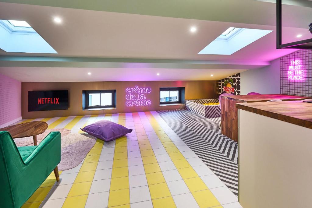 Cette chambre dispose d'un bar avec une table et des chaises. dans l'établissement Appart InstaGood by La Villa Orange, à Carcassonne