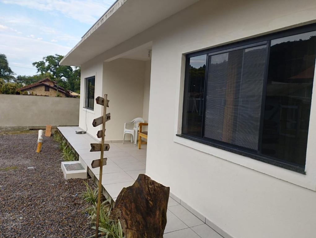 ポルト・ベロにあるCasa na Enseada Encantadaの側面に大きな窓がある家