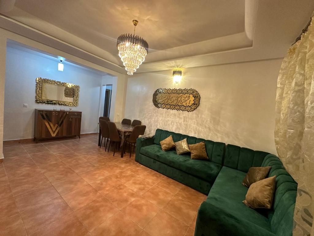 Posezení v ubytování Fnideq Superbe appartement