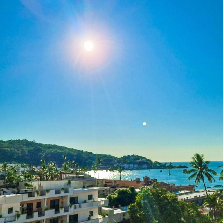 Blick auf den Strand von einem Gebäude in der Unterkunft Auroza Resort in Rincón de Guayabitos