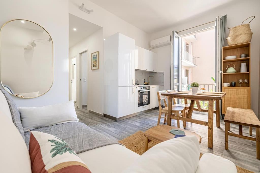 un salon avec un canapé et une table dans l'établissement Charming Apt Nice Port Place du Pin with Balcony, à Nice