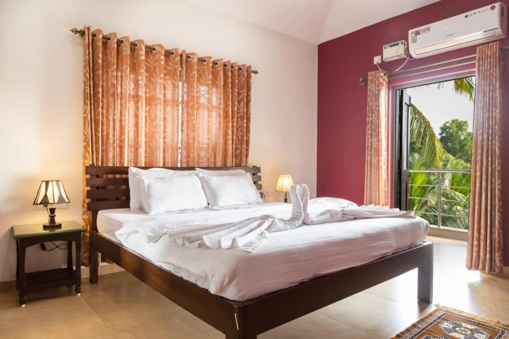 Rúm í herbergi á Hotel Harmony By Heaven