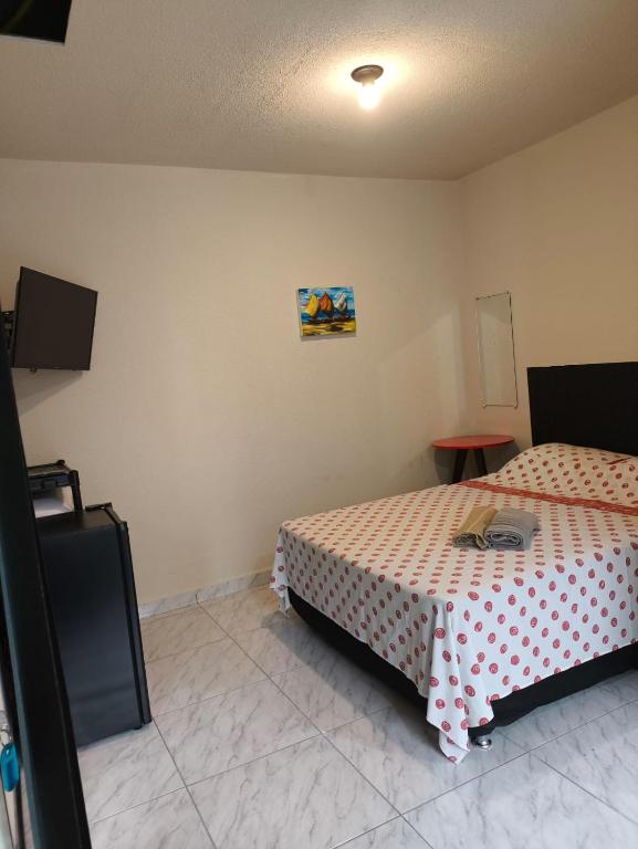 a bedroom with two beds and a tv in it at Casa de Praia Família Próximo ao ExpoCentro BC in Balneário Camboriú