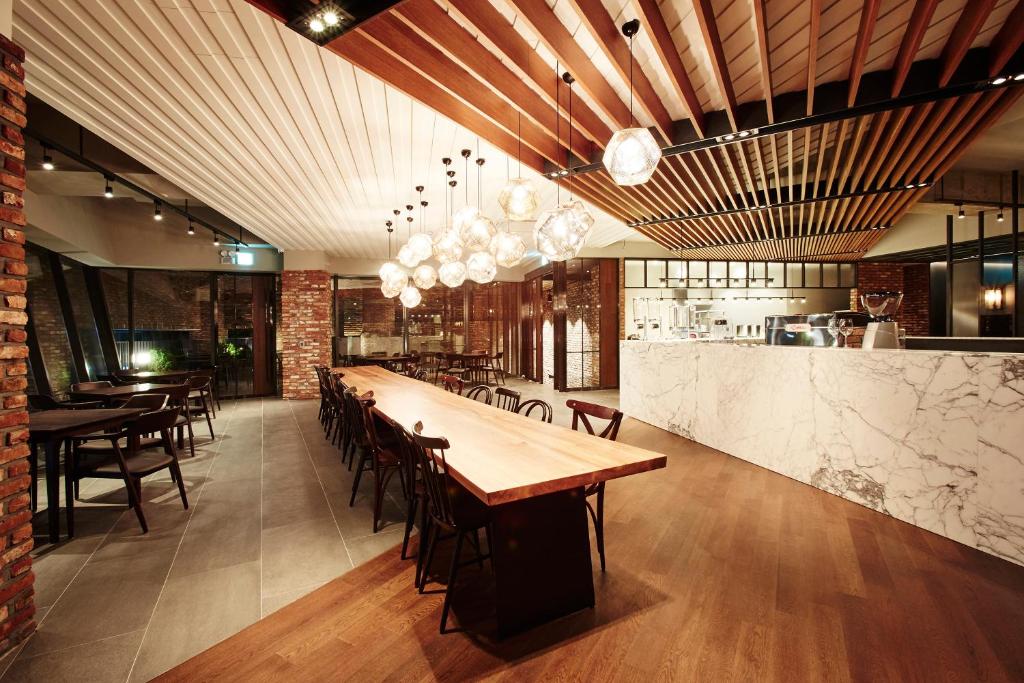 une grande salle à manger avec une grande table et des chaises dans l'établissement MD HOTEL Dongtan - Formerly Staz Hotel Dongtan, à Hwaseong