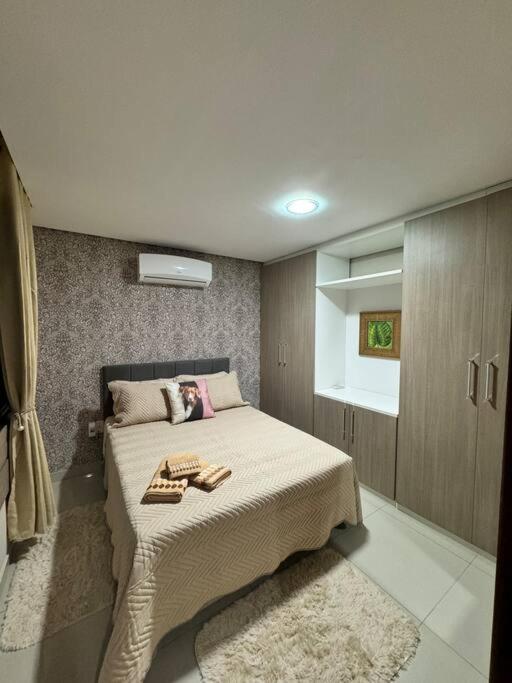 里奥格兰德Duplex Central Rio Grande的卧室里有一张床，床上放着两条毛巾。