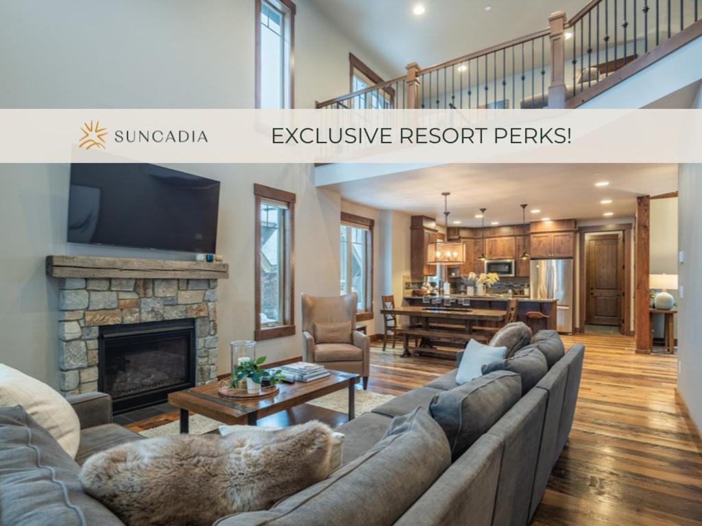 un soggiorno con divano e camino di Suncadia 3 Bdrm Home with Hot Tub in Resort Core a Cle Elum