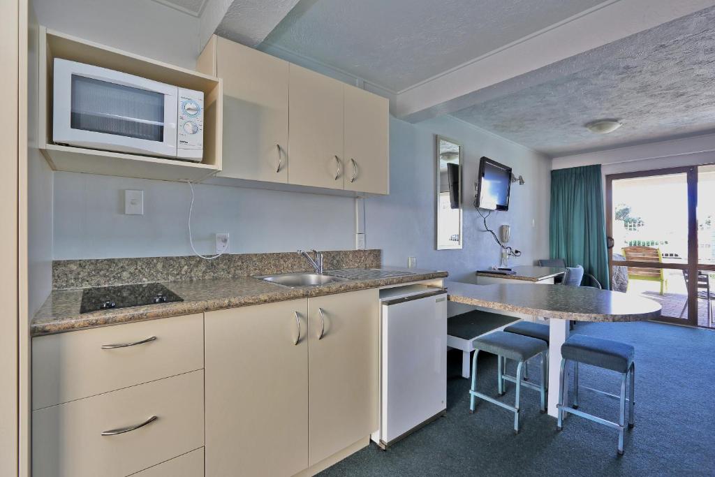 Kuchyň nebo kuchyňský kout v ubytování Edgewater Motor Lodge
