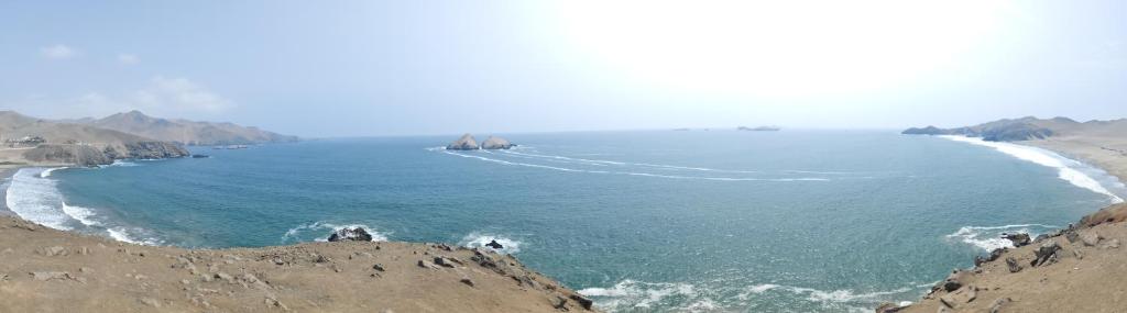 Santa Rosaにあるbungalowsの海の岩を大量に流した水