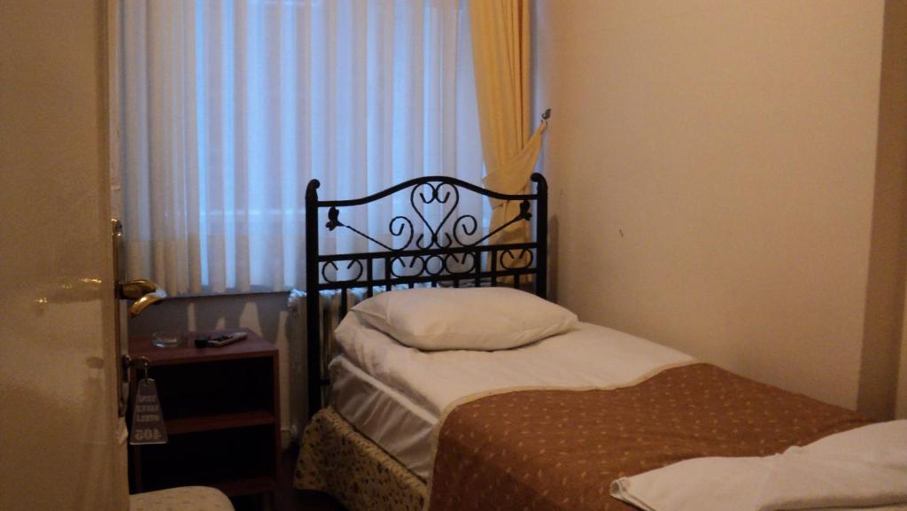 Yavuz Hotel - Drievoudige Kamer Met Gedeelde Badkamer