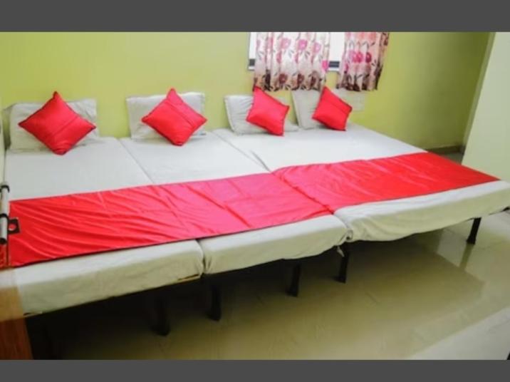 Postel nebo postele na pokoji v ubytování hotel gaurav palace