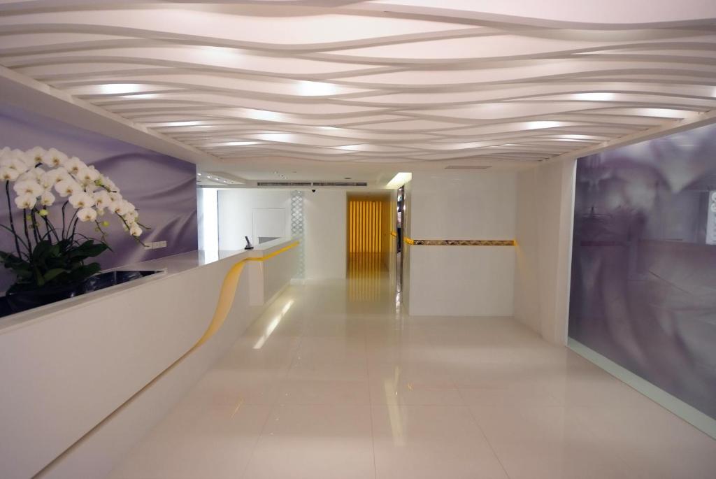 a hallway with a coffered ceiling in an office building at Hotel Purity in Xinzhuang