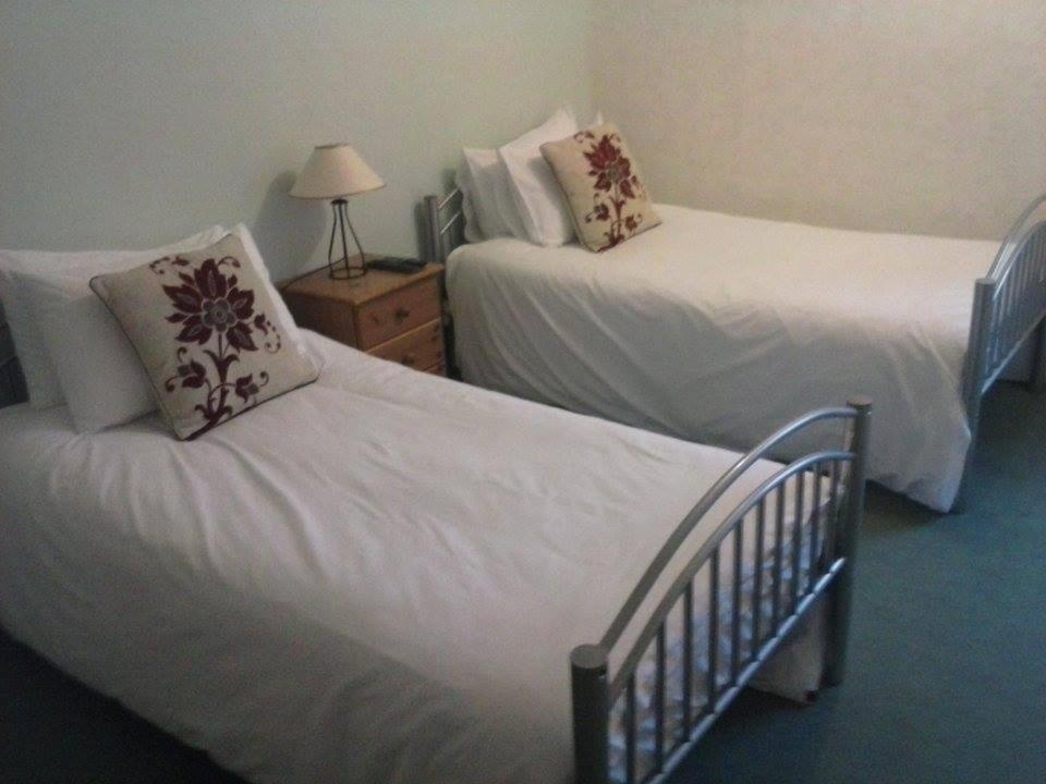 Postel nebo postele na pokoji v ubytování Lochgair Hotel