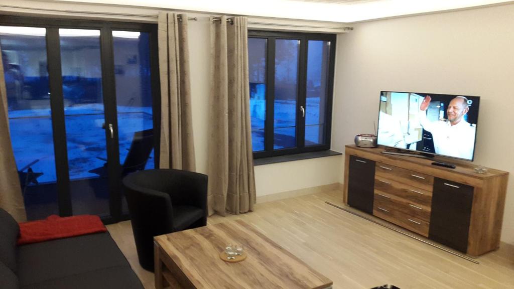 TV a/nebo společenská místnost v ubytování Prora Solitaire Apartment mit Meerblick Block 2