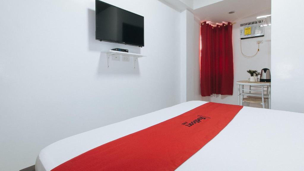 TV a/nebo společenská místnost v ubytování RedDoorz near UST Sampaloc Manila