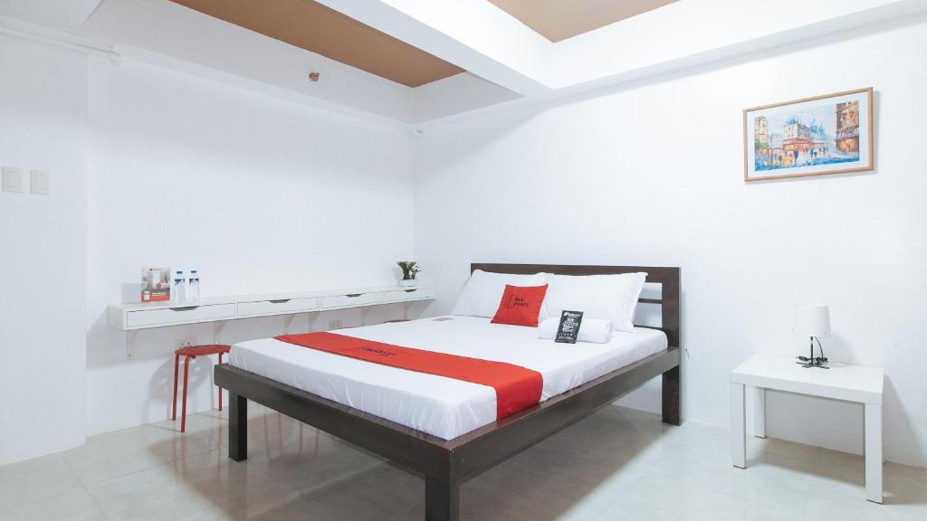 Postel nebo postele na pokoji v ubytování RedDoorz near UST Sampaloc Manila