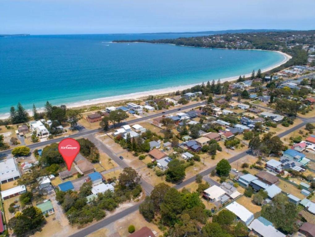 eine Luftansicht eines Vororts mit einem roten Stoppschild in der Unterkunft Rosa Beach Studio Getaway in Vincentia