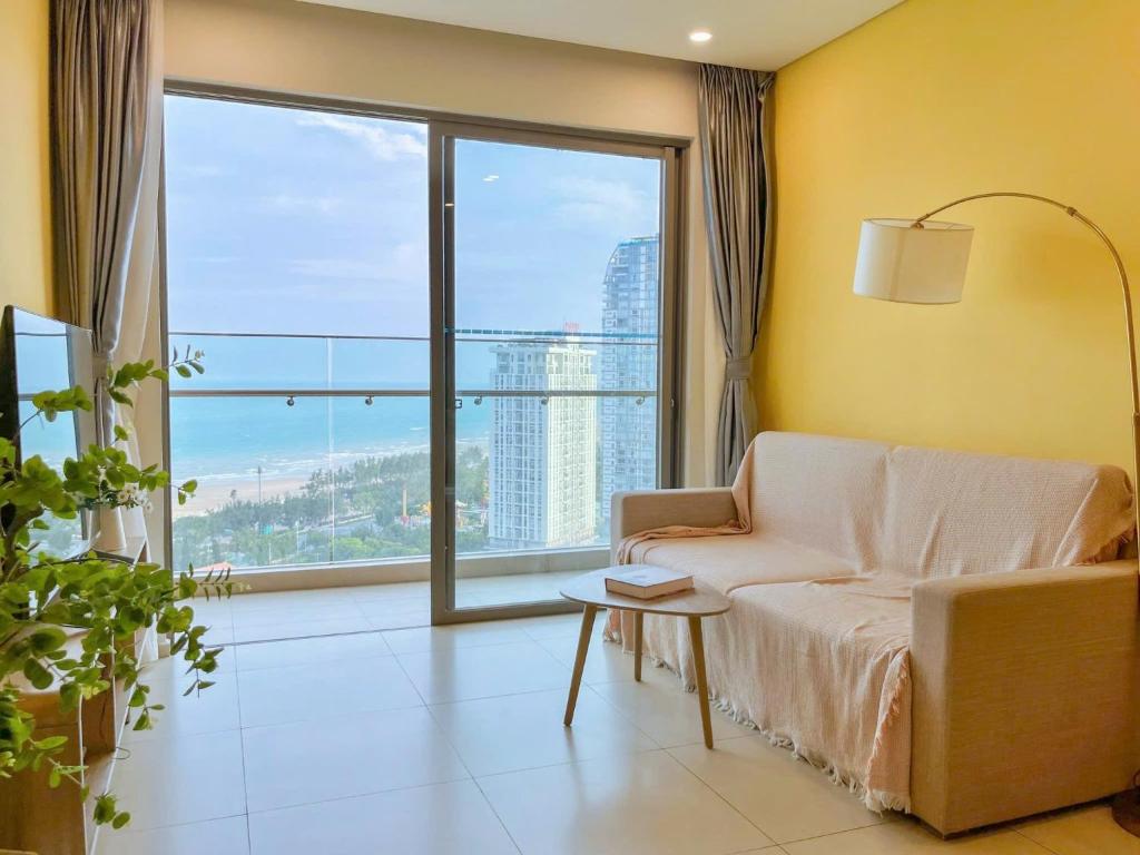 Giường trong phòng chung tại The Song Premium Apartment