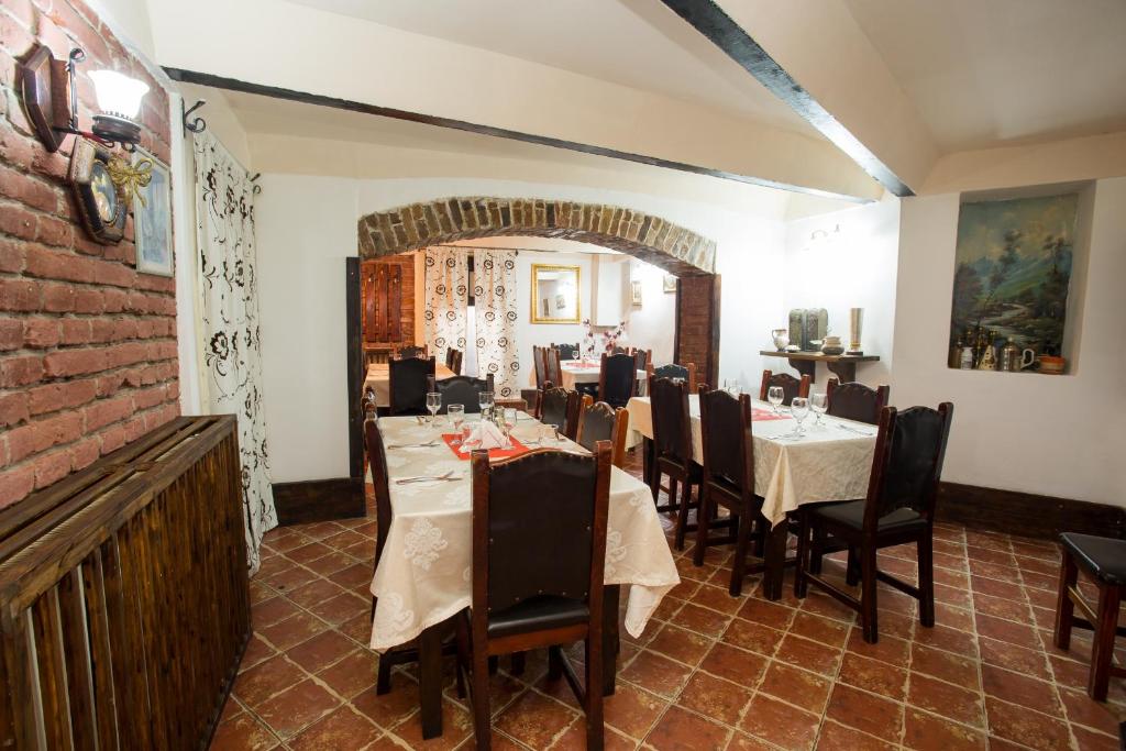 Restaurace v ubytování Cazare Turn Sebes