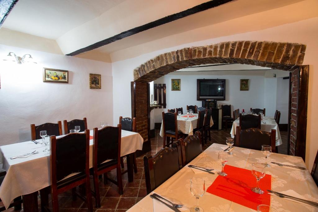 Restaurace v ubytování Cazare Turn Sebes