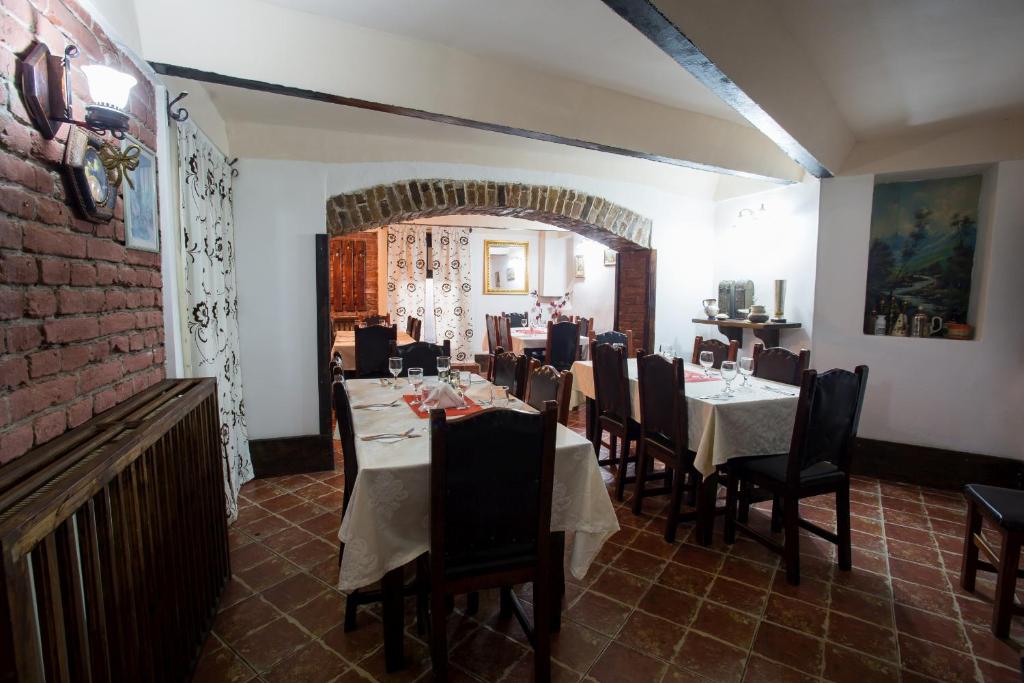 Restaurace v ubytování Cazare Turn Sebes