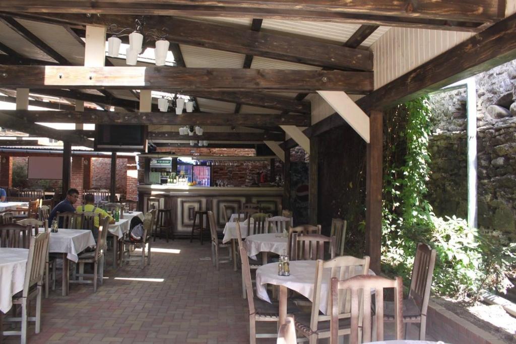 Restaurace v ubytování Cazare Turn Sebes