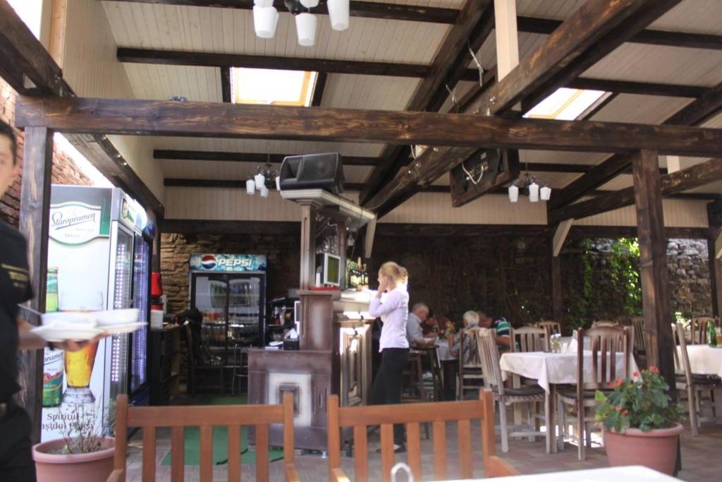 Restaurace v ubytování Cazare Turn Sebes