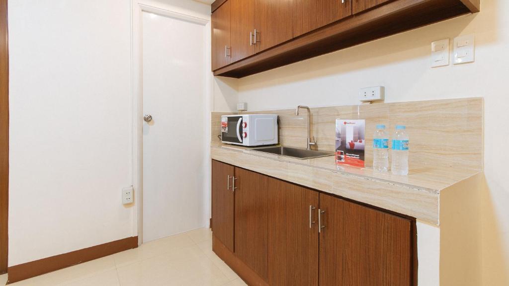 Kuchyň nebo kuchyňský kout v ubytování RedDoorz Plus near Uptown BGC Mall
