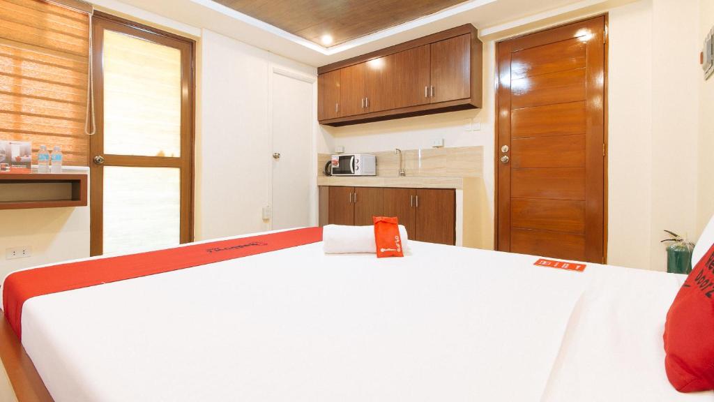 Postel nebo postele na pokoji v ubytování RedDoorz Plus near Uptown BGC Mall