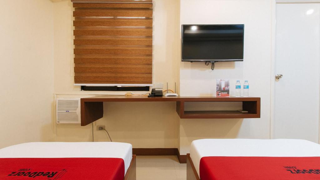 TV a/nebo společenská místnost v ubytování RedDoorz Plus near Uptown BGC Mall