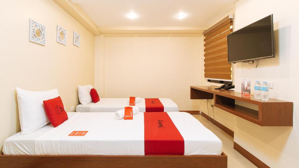 Postel nebo postele na pokoji v ubytování RedDoorz Plus near Uptown BGC Mall